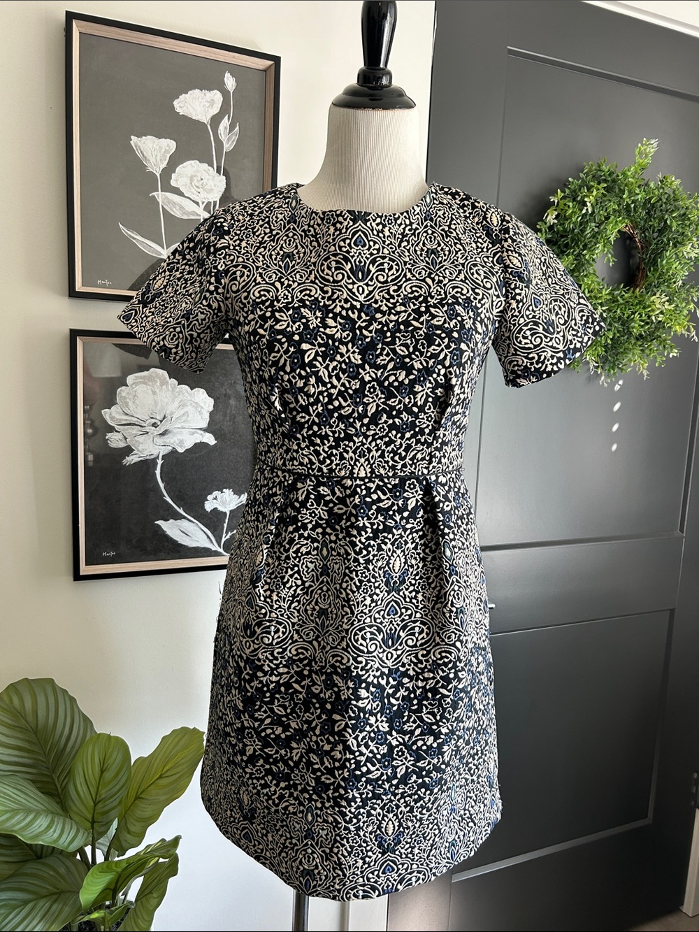 🌹💙 size 6 gorgeous black blue and Cream floral Patterned Short Sleeve mini Dress